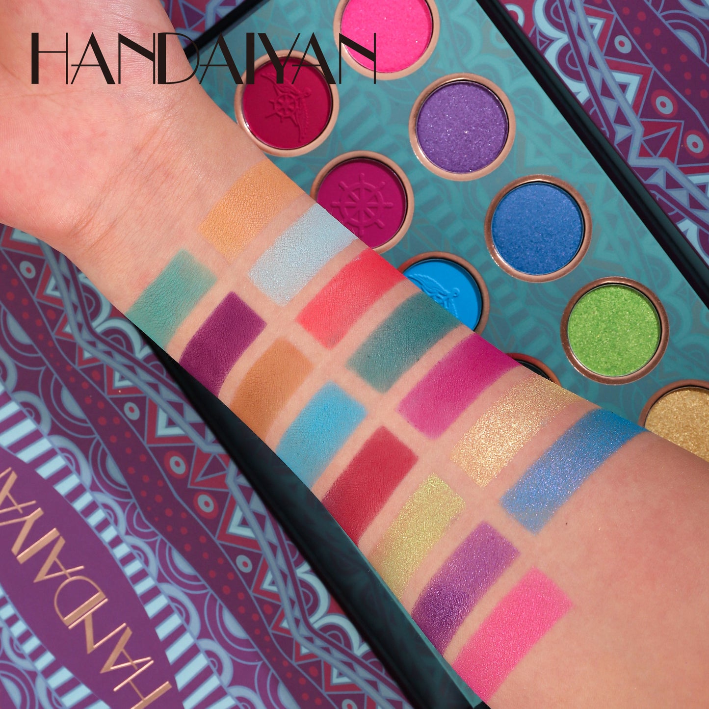 HANDAIYAN 15-Color Eyeshadow Palette with Mirror
