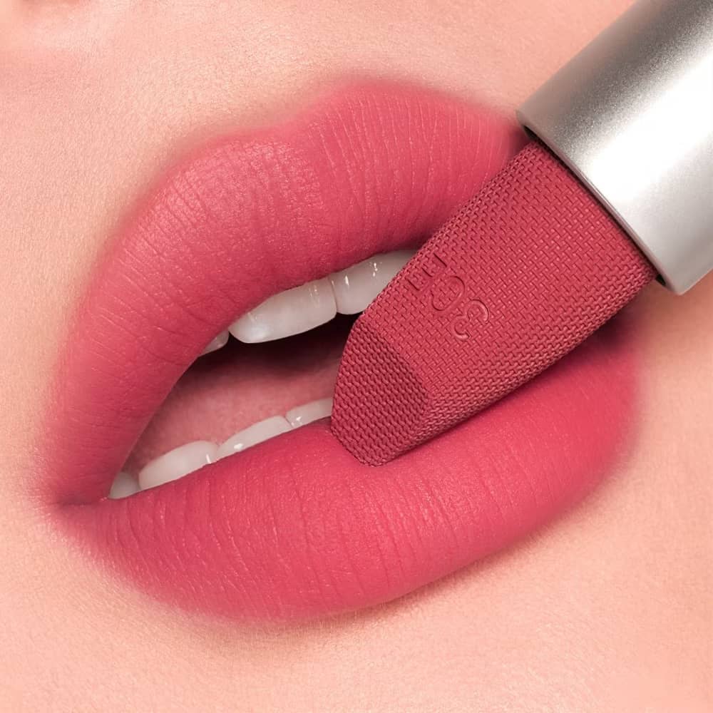 3CE Cashmerehug Lipstick, Ultra-soft matte lipstick, blur lip lines, luxury color and all-day comfort, smooth cashmere